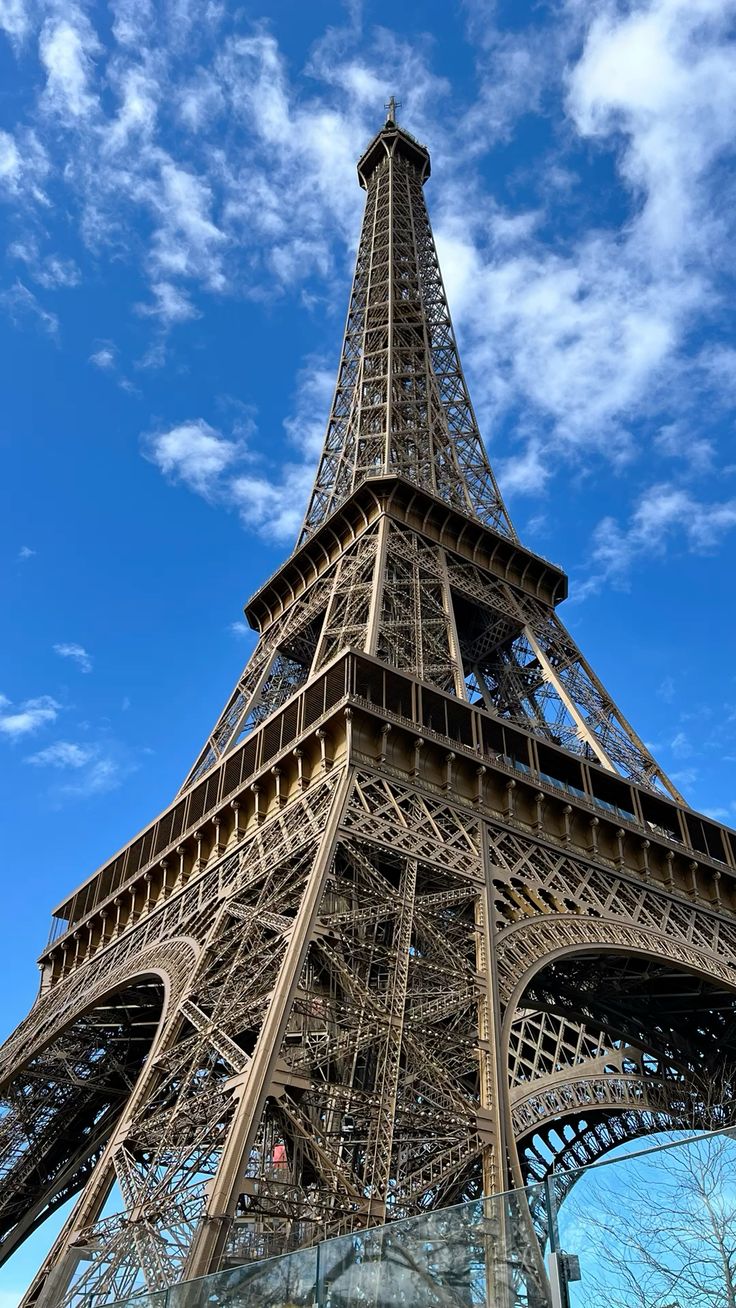 Tableaux Décoratifs Maroc : Tour Eiffel Sous un Ciel Bleu Éclatant