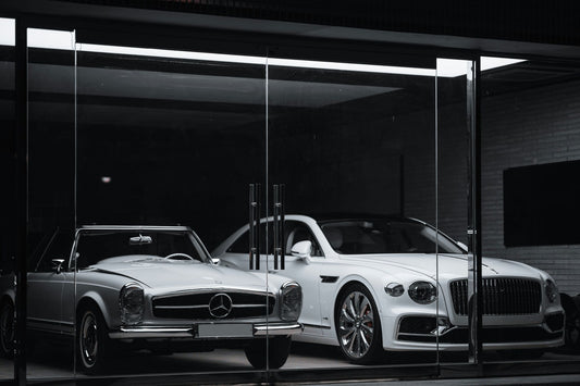 Reflets d'élégance : Impression d'art Mercedes-Benz | Rétroviseur de voiture de luxe