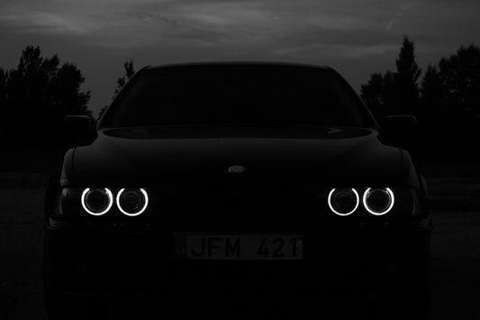 Vision nocturne : Silhouette de voiture monochrome | Mystère urbain 