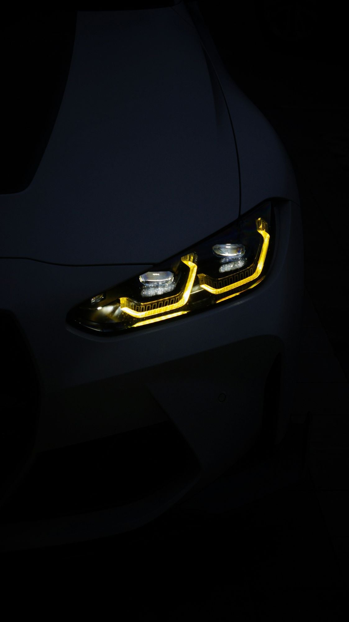 Phare LED pour voiture avec feux de jour jaunes | Éclairage automobile haute performance
