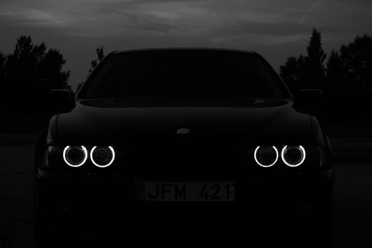 Vision nocturne : Silhouette de voiture monochrome | Mystère urbain 