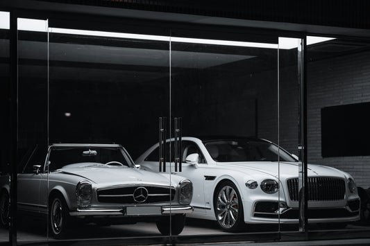 Reflets d'élégance : Impression d'art Mercedes-Benz | Rétroviseur de voiture de luxe